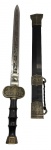 Espada provavelmente da tibetana  inteiramente em metal, com detalhes em "ouro velho". Lâmina adamascada. Comprimento: 42cm Comprimento da lâmina: 28cm