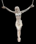 Gargantilha em prata de lei adornado com grande pendente de crucifixo. Comprimento fechado: 26cm