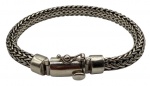 Bracelete feito em prata de lei, 925 contrastada. Comprimento aberto: 20,5cm Peso: 46,4g