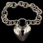 Pulseira em prata de lei adorna por fecho no feitio de cadeado modelo coração. Comprimento aberto: 19,5cm Peso: 46,1g