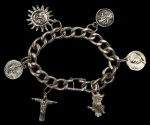 Pulseira de balangandãs em prata de lei com detalhes em ouro 18k. Comprimento: 21,5cm Peso: 47,3g