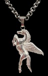 Colar e pingente no feitio de pegasus em prata de lei. Comprimento fechado:  26,7cm Peso: 77,8g