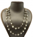 CHANEL - Longo colar de pérolas fantasia adornado pelo logo cravejada por micro pérolas e estrelas cravejadas por zircônias brancas. Comprimento ajustável aberto: 98,5 - 103,5cm