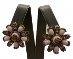 GUCCI - Par de brincos em metal "ouro velho" cravejado por pedras rosas cabochon e zircônias brancas. Apresenta marcação no verso. Diâmetro: 2,8cm