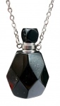 Colar em metal prateado com pendente de perfumeiro lapidado em cristal de ônix preto. Comprimento fechado: 30cm