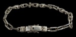 Pulseira em prata de lei feita com corrente estilizada. Comprimento aberto: 23,5cm