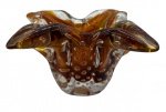 Cinzeiro em vidro de murano no feitio de flor cor de âmbar adornado por bolhas internas. Altura; 7,5cm Comprimento: 13cm Largura: 13cm