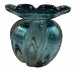 Vaso de vidro de murano azul adornado por bolhas internas, modelo "trouxinha". Altura; 17,5cm Diâmetro: 18cm