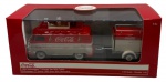 Carro modelo Volkswagen T1 Kombi com trailer, ano 1960 em metal e material sintético. Pintura automotiva especial Coca-Cola. Escala 1:43 Comprimento: 19cm