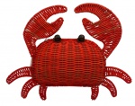 Bolsa em vime natural vermelho no feitio de carangueijo. Acompanha alça em metal dourado. Altura: 24cm Comprimento: 31,5cm