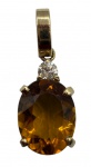 Pingente em ouro 18k cravejado por brilhante e topázio Rio Grande. Comprimento: 2,3cm Largura: 8mm Peso: 2g