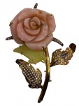 Broche em ouro 18k no feitio de rosa cravejado por brilhantes e jade verde e rosa. Faltam 4 brilhantes. Comprimento: 7,8cm Largura: 5,5cm Peso: 24,4g