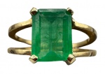Anel em ouro 18k cravejado por esmeralda retangular (provavelmente colombiana). Aro: 17 Peso: 4,2g