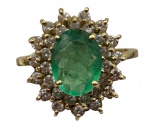 Anel em ouro 18k cravejado por brilhantes e esmeralda. Aro: 17 Peso: 6,7g