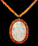 Colar com pedras naturais de coralina facetadas com pingente em madrepérola entalhada representando Nossa Senhora das Graças, guarnição e fecho em ouro 18k. Comprimento fechado: 35cm