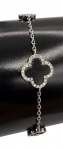 Pulseira em prata de lei, 925mls, três pingentes no feitio de trevo de quatro folhas cravejado por ônix negras e zircônias brancas. Modelo similar ao da Joalheria Van Cleef  e Arpels.  Comprimento ajustável fechado: 16,5 - 19,5cm
