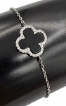 Pulseira em prata de lei, 925mls, pingente no feitio de trevo de quatro folhas cravejado por ônix negra e zircônias brancas. Modelo similar ao da Joalheria Van Cleef  e Arpels.  Comprimento ajustável fechado: 17 - 20cm Largura do pingente: 1,4cm