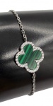 Pulseira em prata de lei, 925mls, pingente no feitio de trevo de quatro folhas cravejado por malaquita  e zircônias brancas. Modelo similar ao da Joalheria Van Cleef  e Arpels.  Comprimento ajustável fechado: 17 - 20cm Largura do pingente: 1,4cm