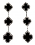 Par de brincos em prata de lei no feitio de trevos de quatro folhas cravejado por ônix negras e zircônias brancas. Modelo semelhante a coleção Alhambra da joalheria Van Cleef e Arpels. Comprimento: 5,2cm