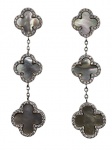 Par de brincos em prata de lei no feitio de trevos de quatro folhas cravejado por madrepérola e zircônias brancas. Modelo semelhante a coleção Alhambra da joalheria Van Cleef e Arpels. Comprimento: 5,2cm
