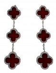 Par de brincos em prata de lei no feitio de trevos de quatro folhas cravejado por ágata de fogo e zircônias brancas. Modelo semelhante a coleção Alhambra da joalheria Van Cleef e Arpels. Comprimento: 5,2cm