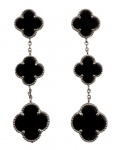 Par de brincos em prata de lei no feitio de trevos de quatro folhas cravejado por ônix negras. Modelo semelhante a coleção Alhambra da joalheria Van Cleef e Arpels. Comprimento: 5,2cm