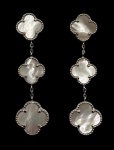 Par de brincos em prata de lei no feitio de trevos de quatro folhas cravejado por madrepérolas. Modelo semelhante a coleção Alhambra da joalheria Van Cleef e Arpels. Comprimento: 5,2cm