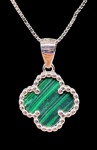 Colar em prata de lei, 925mls, com pendente no feitio de trevo de quatro folhas cravejado por malaquita. Modelo similar ao da Joalheria Van Cleef  e Arpels. Comprimento aberto: 45cm Comprimento do pendente: 1,2cm