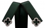Par de brincos em prata de lei no feitio de trevo de quatro folhas  vazado cravejado por zircônias brancas. Modelo semelhante a coleção Alhambra da joalheria Van Cleef e Arpels. Comprimento: 1,2cm