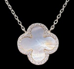 Colar em prata de lei, 925mls, com pendente no feitio de trevo de quatro folhas cravejado por madrepérola e zircônias brancas. Modelo similar ao da Joalheria Van Cleef  e Arpels. Comprimento fechado ajustável: 21,5 - 23cm Comprimento do pendente: 1,6cm