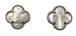 Par de brincos em prata de lei no feitio de trevo de quatro folhas cravejado por madrepérola. Modelo semelhante a coleção Alhambra da joalheria Van Cleef e Arpels. Comprimento: 1,4cm