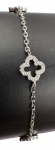 Pulseira em prata de lei, 925mls, três pingentes vazados no feitio de trevo de quatro folhas cravejado por zircônias brancas. Modelo similar ao da Joalheria Van Cleef  e Arpels.  Comprimento ajustável aberto: 16,5 - 19,5cm