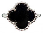 Anel em prata de lei, 925mls, no feitio de trevo de quatro folhas cravejado por ônix negra. Modelo similar ao da Joalheria Van Cleef  e Arpels. Aro: 14