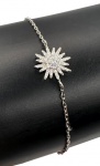 Pulseira em prata de lei decorada com pingente no feitio de estrela cravejado por pedras brancas. Comprimento ajustável: 17 -20cm