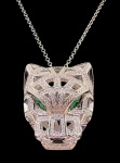 Colar em prata de lei com pingente no feitio de pantera cravejado por zircônias brancas, negra e verdes. Modelo semelhante ao da joalheria Cartier, coleção Panthère. Comprimento fechado ajustável: 22 - 24,7cm