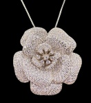 Colar em prata de lei com grandioso pendente no feitio de rosa inteiramente cravejado por zircônias brancas. Comprimento fechado: 25cm