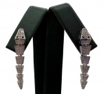 Par de brincos articulados em prata de lei no feitio de serpente inteiramente cravejado por zircônias brancas e verdes. Modelo semelhante ao da coleção Serpentini Viper da famosa joalheria Bvlgari. Comprimento: 3,5cm