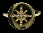 Anel em prata de lei vermeil no feitio pastilha com estrela cravejado por zircônia brancas. Modelo similar a joalheria H.Stern. Aro: 17