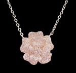 Colar em prata de lei decorado por flor cravejada por zircônias brancas. Comprimento fechado ajustável: 21 - 23,3cm