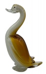 Escultura em vidro de murano italiano no feitio marreco, em tons de branco e ambar. Altura: 30cm Comprimento: 19cm Largura: 11,5cm