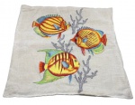 Capa de almofada bordada adornada por peixes e corais. Comprimento: 39cm Largura: 39cm
