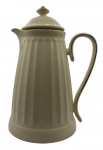 Grande garrafa térmica em porcelana bege com detalhes dourados. Altura: 28cm Diâmetro: 17,5cm