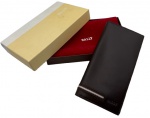 BALLY - Carteira em couro preto da famosa grife suíça Bally. Acompanha caixa. Altura: 18,7cm Comprimento fechado: 9,8cm