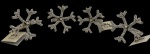 Quatro anéis de guardanapo adornado por miçangas brancas no feitio de floco de neve. Altura do floco: 8cm