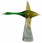 Magnífica escultura em vidro de murano italiano representando ave voando em degradê verde. Pequeno pedaço colado na calda.  Altura: 44cm Comprimento: 41cm