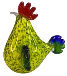 Esculturas em vidro decorativo de "Murano" representando galinha amarela com bolhas verdes, detalhes em azul e vermelho. Altura: 14,5cm Comprimento: 13cm