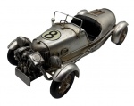 Antigo carro esportivo prateado em metal ricamente detalhado com "8" pintado no capô. Altura: 11cm Comprimento: 28,5cm Largura: 13,5cm