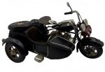 Motocicleta com sidecar acoplado ricamente detalhado em metal.  Altura: 10cm Comprimento: 19cm Largura: 10cm
