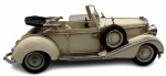 Carro branco luxuoso estilo vintage em metal ricamente detalhado. Altura: 12cm Comprimento: 31,5cm Largura:13cm