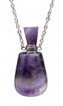 Colar em metal prateado com pendente de perfumeiro lapidado em amestista.Comprimento fechado: 30cm Ametista é associada à paz, equilíbrio emocional, proteção contra energias negativas e ao desenvolvimento da intuição e conexão com planos superiores